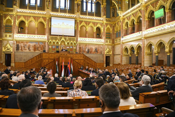 „Hitünk megőrzése a megmaradás záloga”