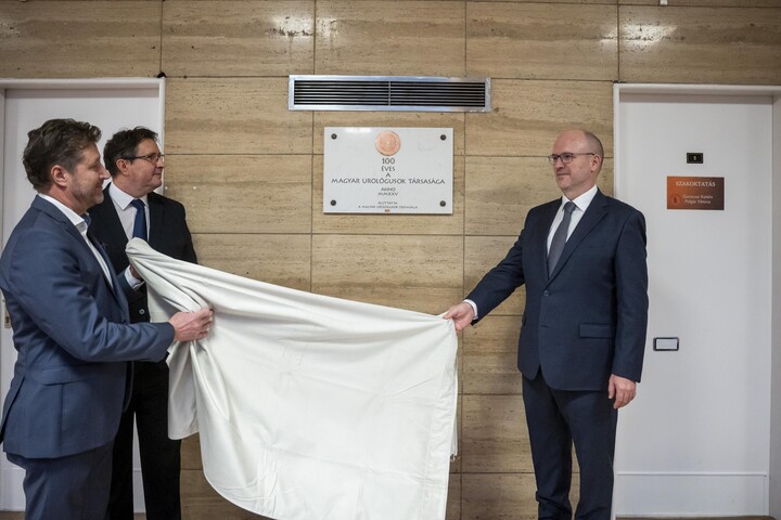 Emléktáblát avattak a Magyar Urológusok Társaságának