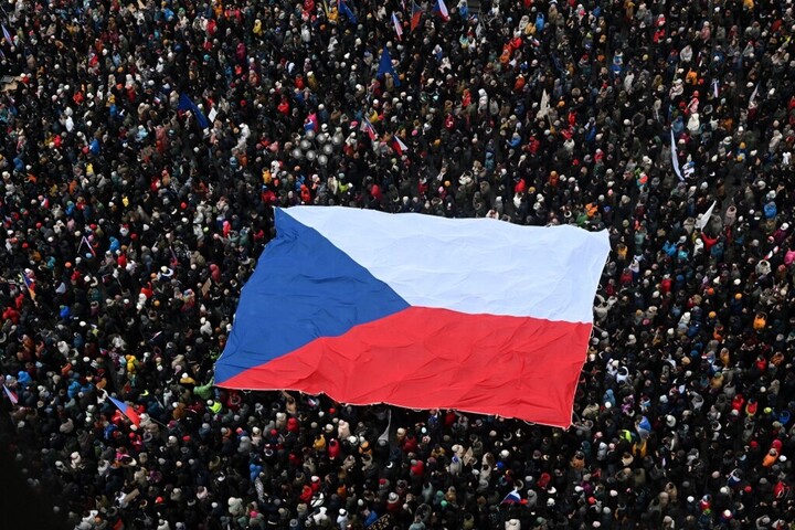 Fotó: MICHAL CIZEK / AFP Ezrek tüntettek Csehország-szerte Petr Pavel államfő mellett