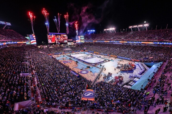 Fotó: MIKE CARLSON / GETTY IMAGES NORTH AMERICA / GETTY IMAGES VIA AFP Jégkorong több mint 60 ezer néző előtt