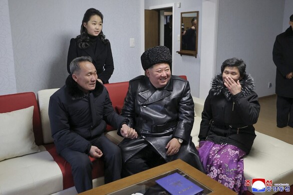 Kim átadta az Ukrajnában elesett harcosok családjainak épített lakásokat