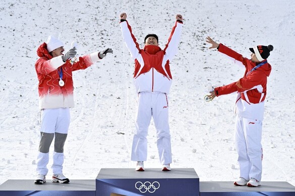 Kínai arany és bronz, svájci ezüst a férfi szabadstílusú sízők ugrásában