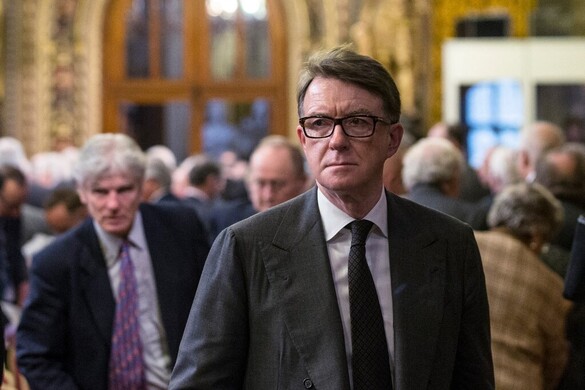 Alsónadrágban pózol a bukott munkáspárti lord