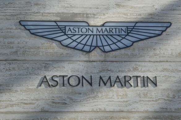 Rájár a rúd az Aston Martinra