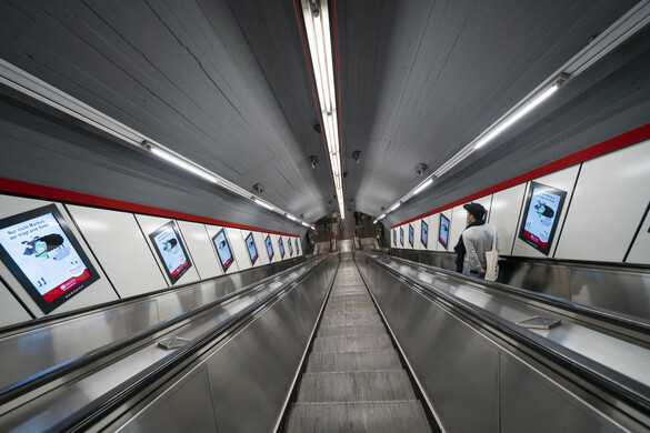 Mozgólépcsőn síelt egy férfi + VIDEÓ