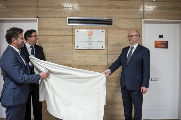 Emléktáblát avattak a Magyar Urológusok Társaságának