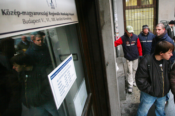 Hatezer fővel csökkent a regisztrált álláskeresők száma