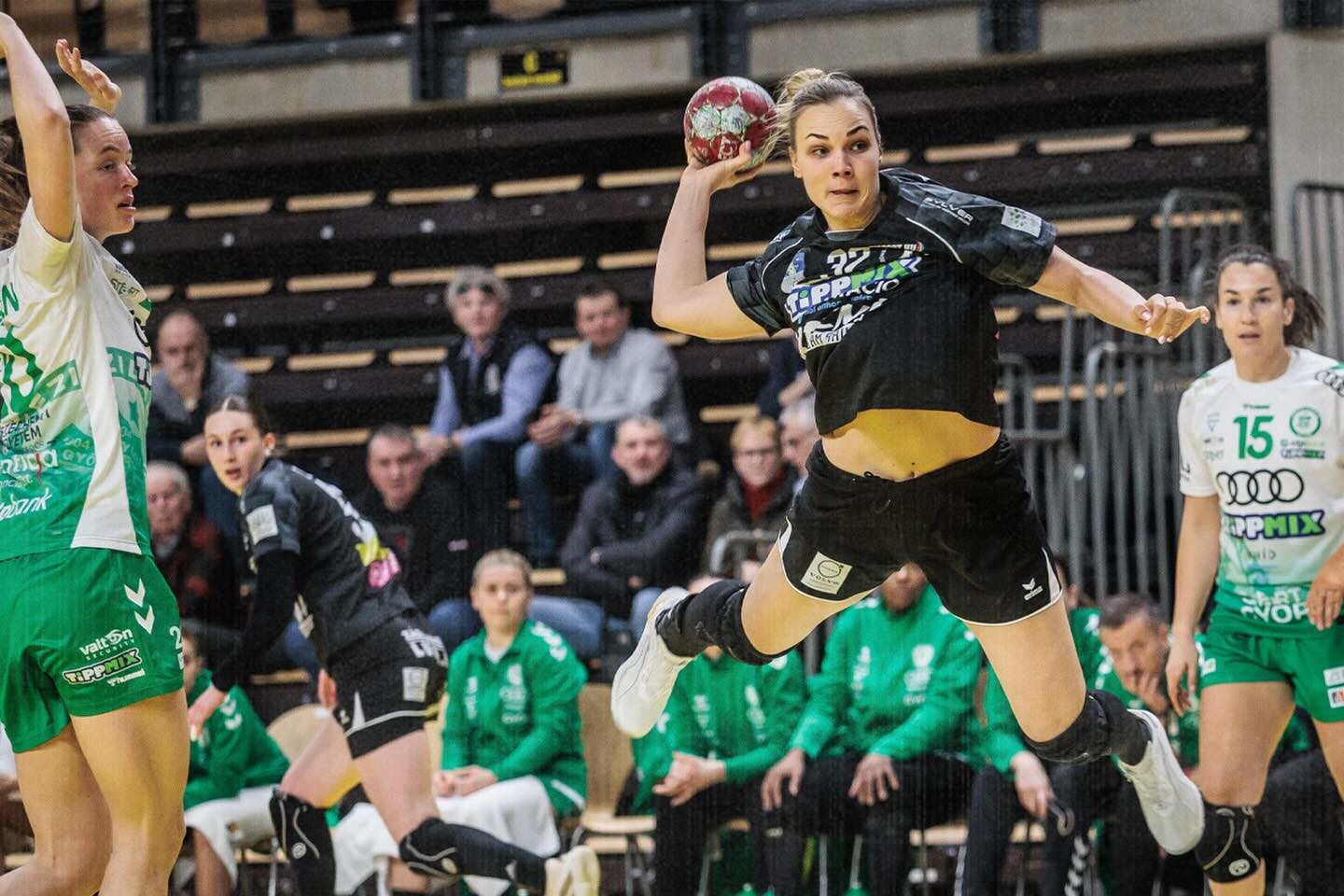 f&ouml;l&eacute;nyes győzelmek a női k&eacute;zilabda &eacute;lvonalban