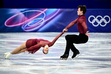 A műkorcsolyázó páros viszi a magyar zászlót a záróünnepségen