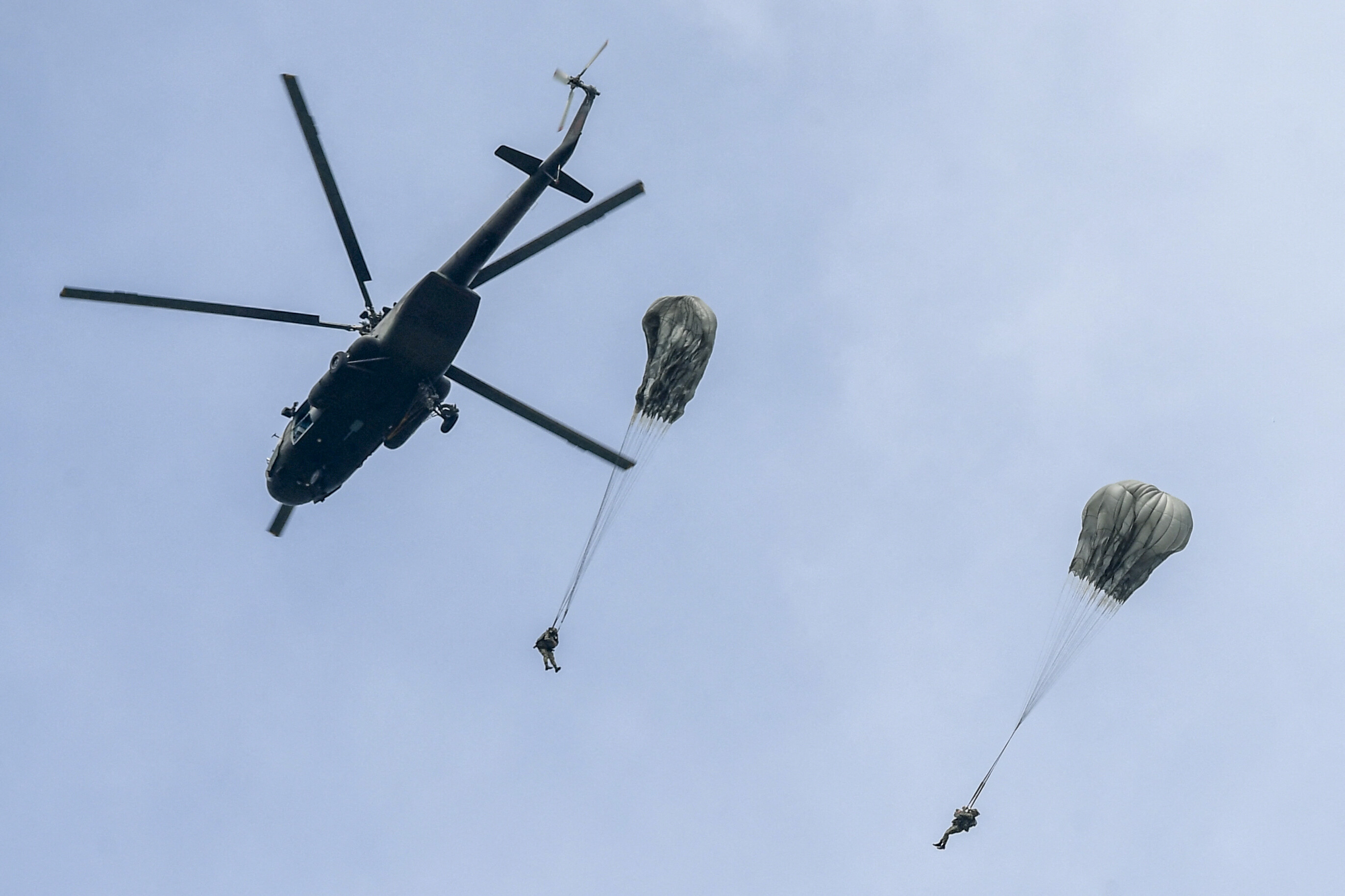 A Pentagon 3000 elit ejtőernyőst vezényel Irán felé