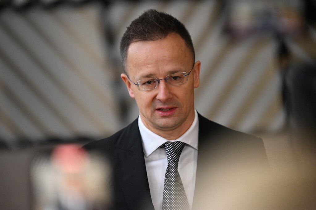 Szijjártó Péter: Előbb az olaj, aztán a pénz