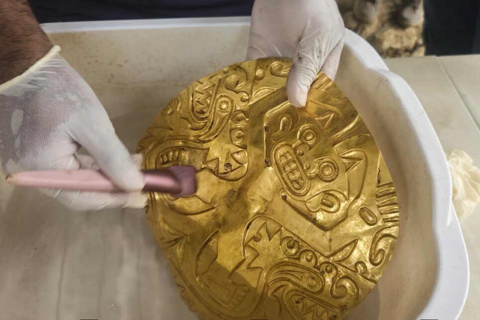 Ez a panamai kulturális minisztérium által közzétett kép egy régészt ábrázol, aki egy körülbelül 1200 éves, prehispán kori sírban dolgozik, amelyet 2026. február 20-án fedeztek fel a panamai Cocle-i El Cano Régészeti Parkban. A sír a Cocle-kultúra egy magas rangú urának maradványait tartalmazta, valamint rengeteg arany- és kerámia sírleletet.