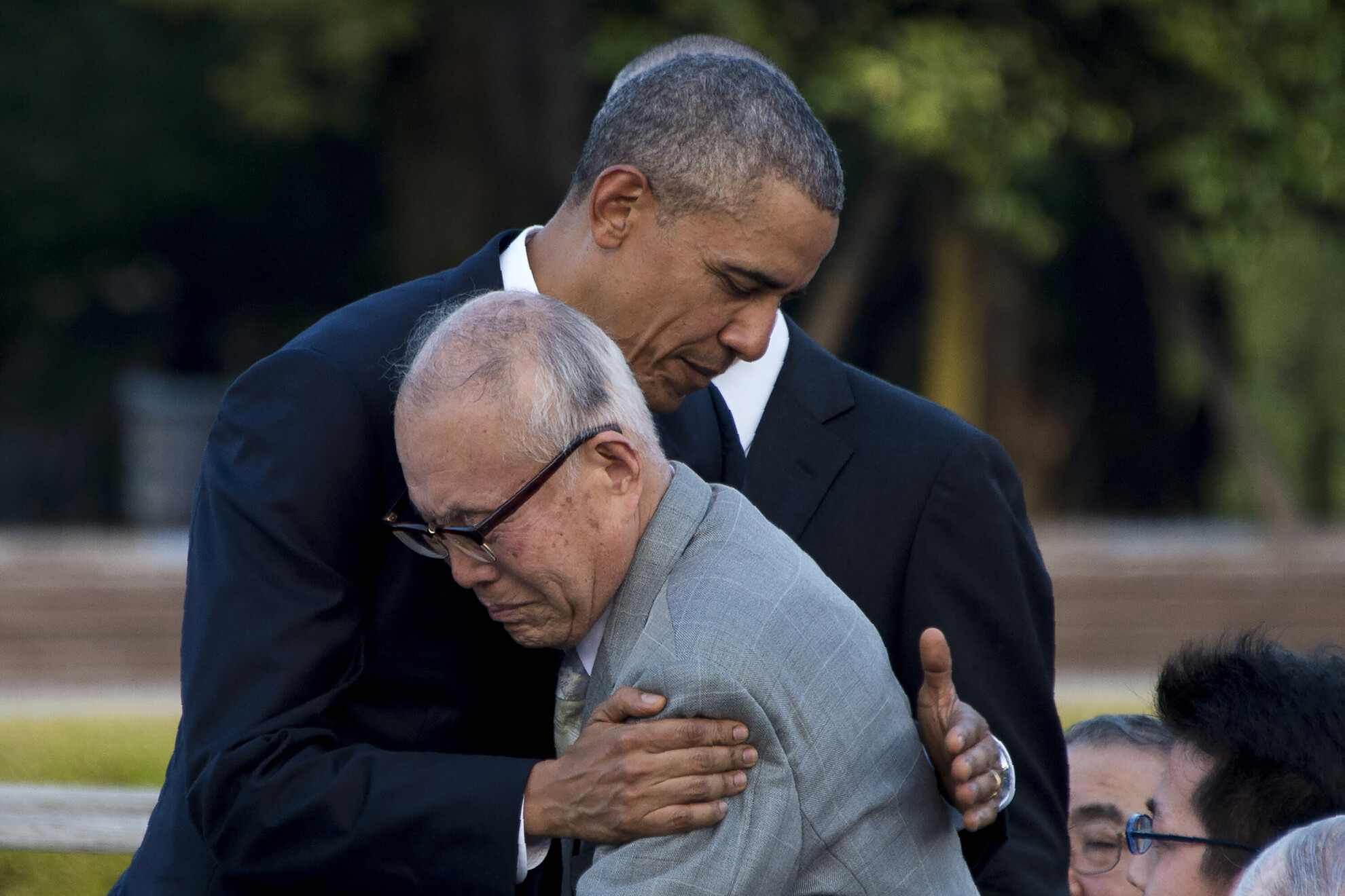 Barack Obama volt amerikai elnök megöleli Shigeaki Morit a Hirosimai Béke Emlékparkban tett látogatása során 2016. május 27-én