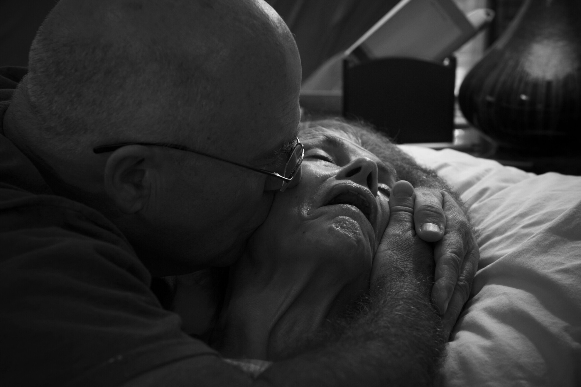 2013. szeptember 9., Jefferson, Georgia: Tom Blacketor gyengéden vigasztalja fogyatékkal élő feleségét, Jant vidéki georgiai otthonukban, ahol a felesége előrehaladott Alzheimer-kór miatt hospice ellátásban részesül.