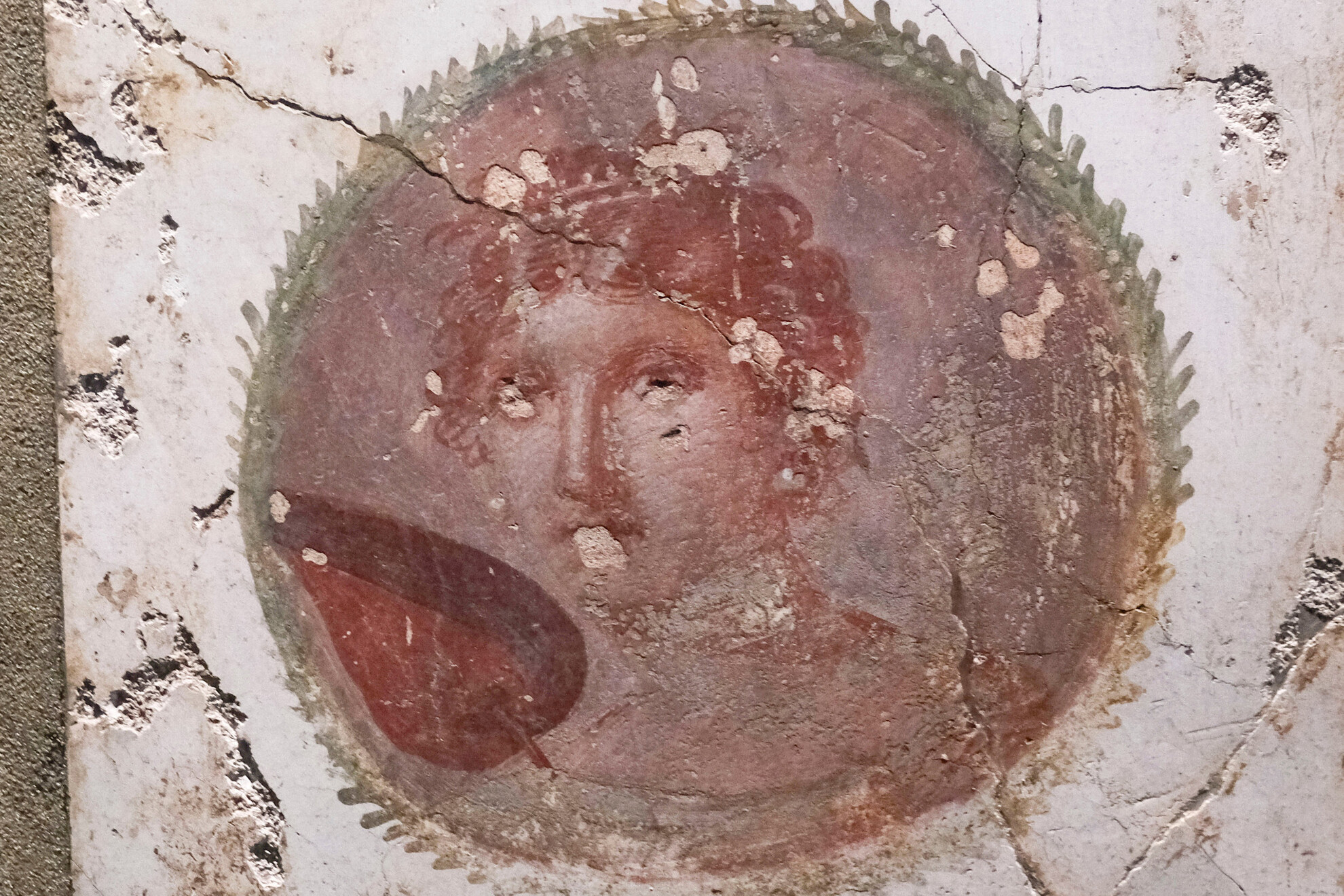 Nápoly, Olaszország: Medalion legyezőt tartó fiatal nő mellszobrával, Pompei freskó