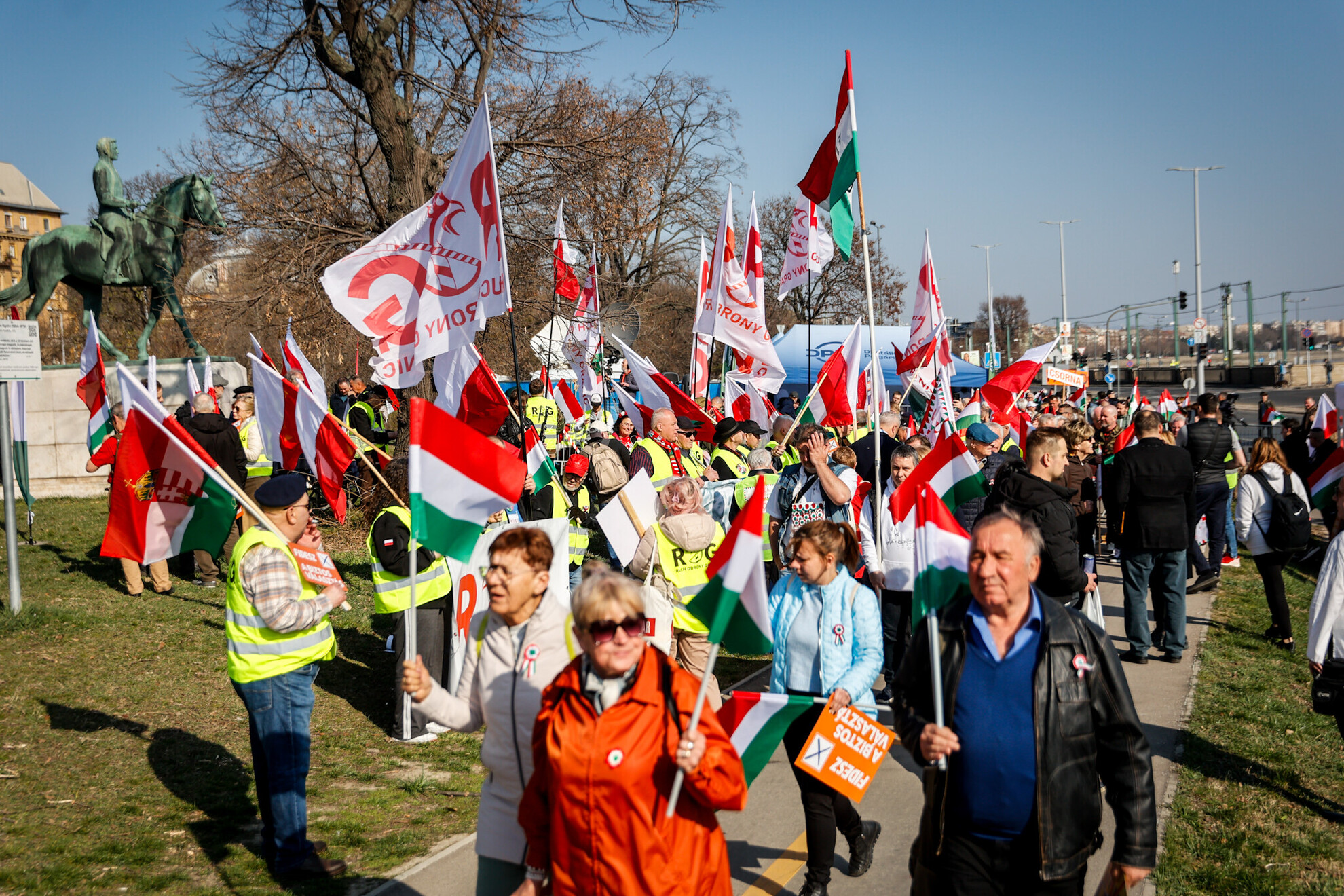 Amerre csak a szem ellát, minden négyzetcentimért megtöltenek a békére vágyók