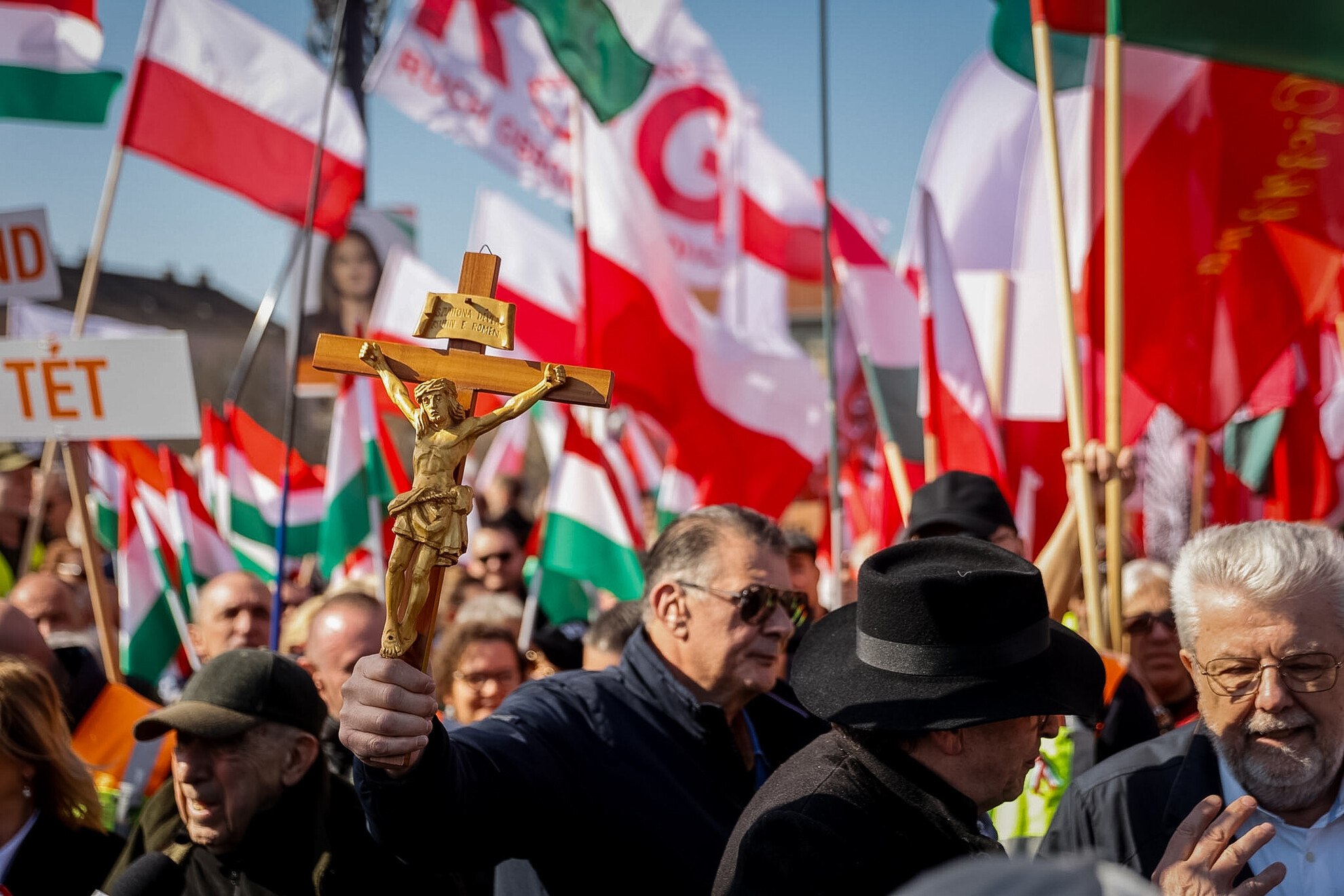 A Civil Összefogás Fórum - Civil Összefogás Közhasznú Alapítvány (CÖF-CÖKA) Békemenetének résztvevői