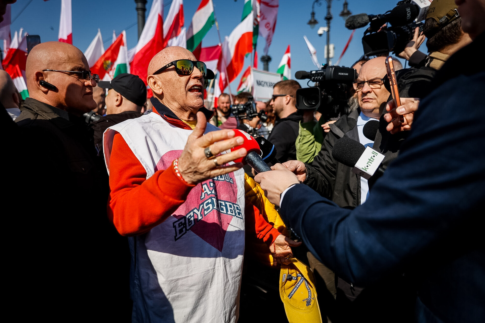 Pataky Attila is felemeli hangját a béke mellett