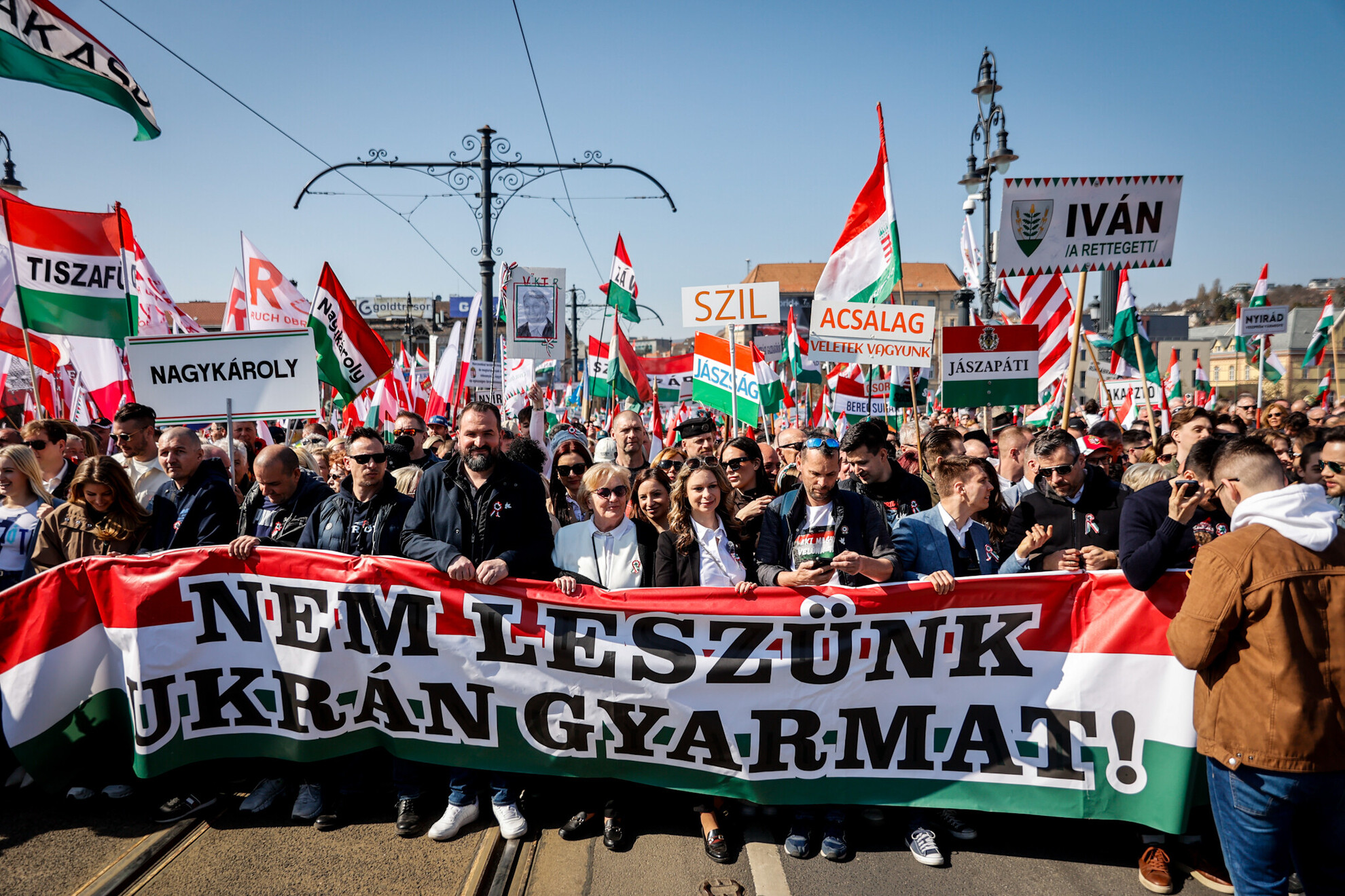Már a magyar zászló színei is egyértelmű üzenetet hordoznak – piros, fehér, zöld – az erőt (piros), a hűséget (fehér) és a reményt (zöld) jelképezik