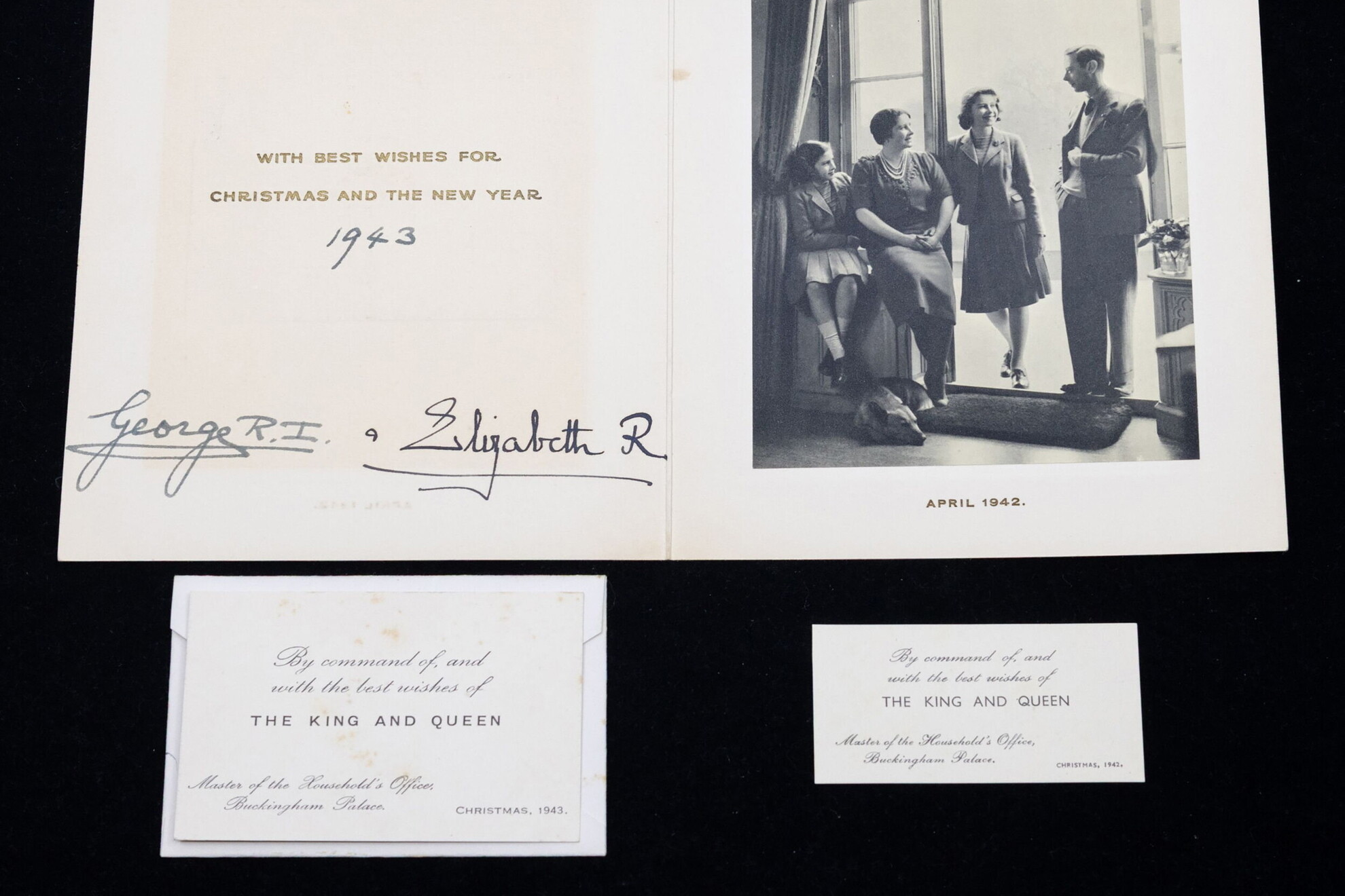 Egy II. Erzsébet királynő (1926-2022) által gyermekkorában kézzel írott levél várhatóan 4000 fontot fog érni, amikor ebben a hónapban Kentben árverésre kerül. A megható, egyoldalas levél, amelyet a windsori Royal Lodge főbejárónőjének címeztek, kutyák, lovak és kisgyermekek szépen megrajzolt firkáit tartalmazza.