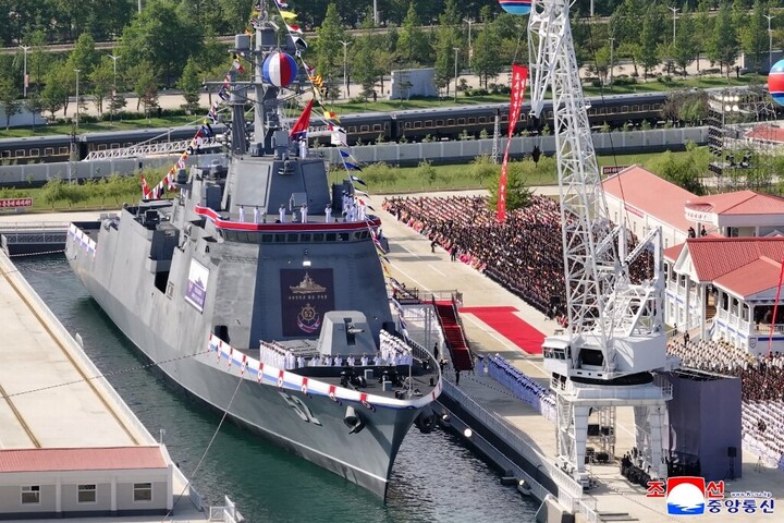 Fotó: AFP/KCNA via KNS/STR Baj van Észak-Korea haditengerészeti hajójával