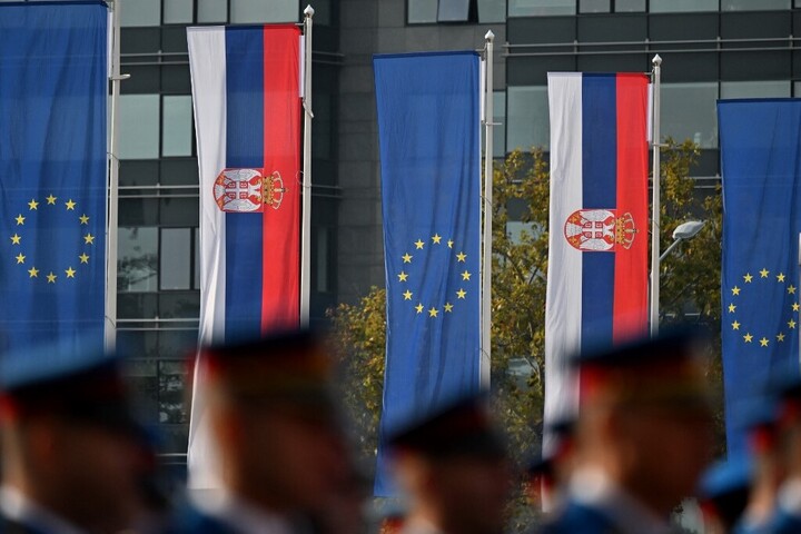 Számos bírálatot fogalmazott meg Szerbiával szemben az EP
