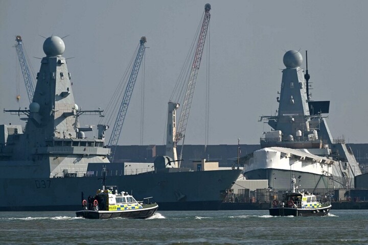 Brit hadihajó indult a ciprusi brit támaszpontok védelmére