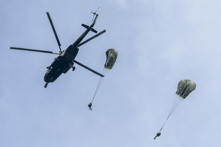 A Pentagon 3000 elit ejtőernyőst vezényel Irán felé