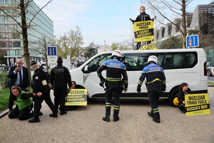 A Greenpeace aktivistái rohamozták meg a színpadot a francia nukleáris csúcstalálkozón