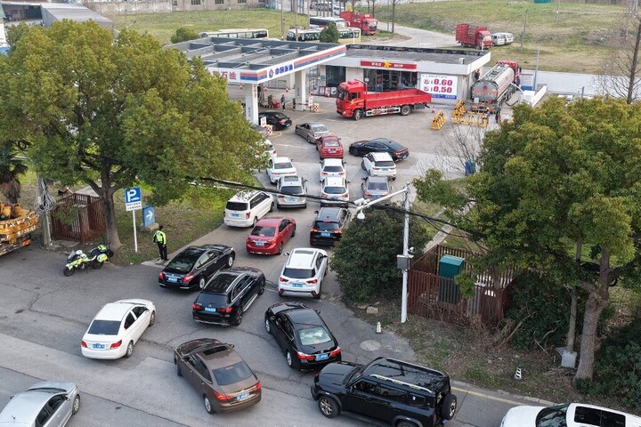 Kína ideiglenes intézkedésekkel mérsékli az üzemanyagárak emelkedését