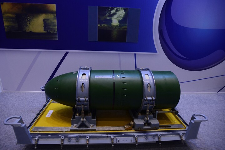 Közel tízezer bevethető atomfegyver van a világon