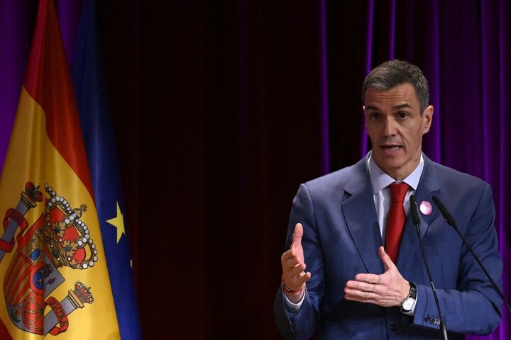 A spanyol miniszterelnök háborúellenes álláspontja miatt meredeken nő a népszerűsége