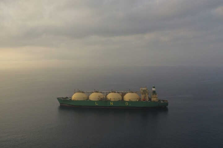 Továbbra is a tengeren rekedt egy irányítás nélküli árnyékflotta tanker