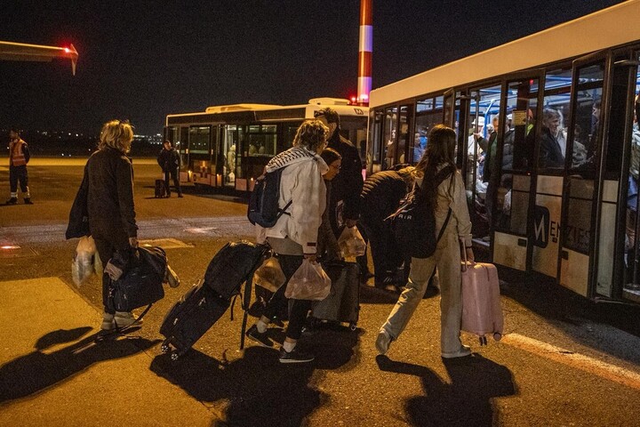 Két újabb mentesítő járatot indít Magyarország