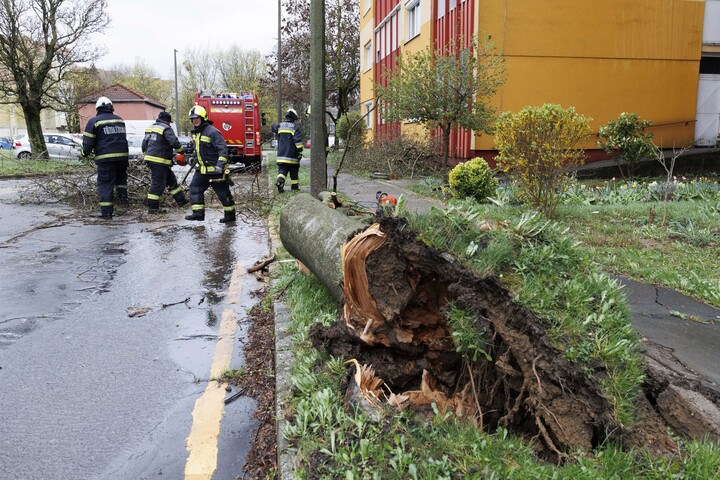 Károkat okoz a vihar az ország nyugati részén