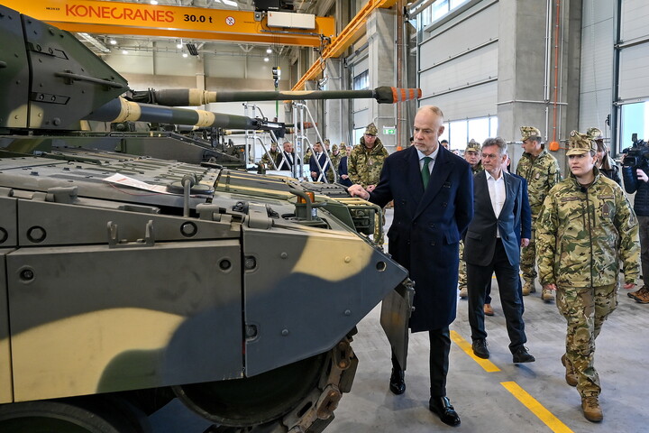 Harcjárműjavító műhelyt adtak át Tatán