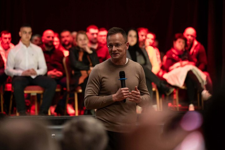 Szijjártó Péter: A választás után is harcolni kell az olcsó orosz kőolajért