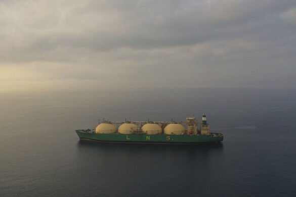 Továbbra is a tengeren rekedt egy irányítás nélküli árnyékflotta tanker