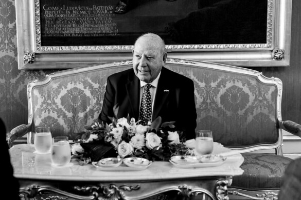 Elhunyt David Cornstein, volt amerikai nagykövet