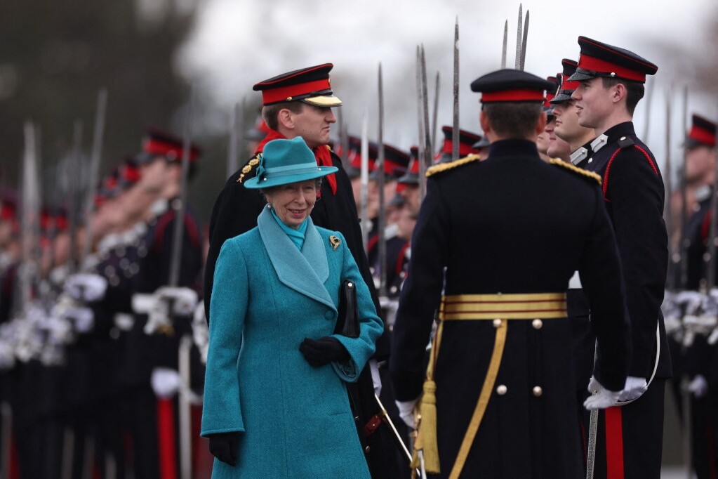 Anna brit hercegnő (balra) tiszti kadétokat szemlézik a hagyományos 251. számú Sovereign's Parade-on a londoni Sandhurstben található Királyi Katonai Akadémián, 2025. december 12-én. A parádé a 251. számú tiszti kadétok 44 hetes intenzív kiképzésének végét jelzi.