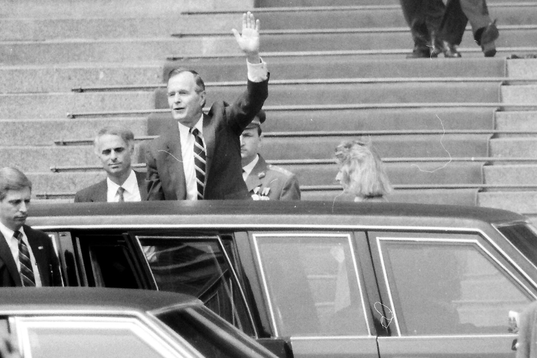 George Bush amerikai elnök1989-ben a magyar parlament épületének főbejárata előtt
