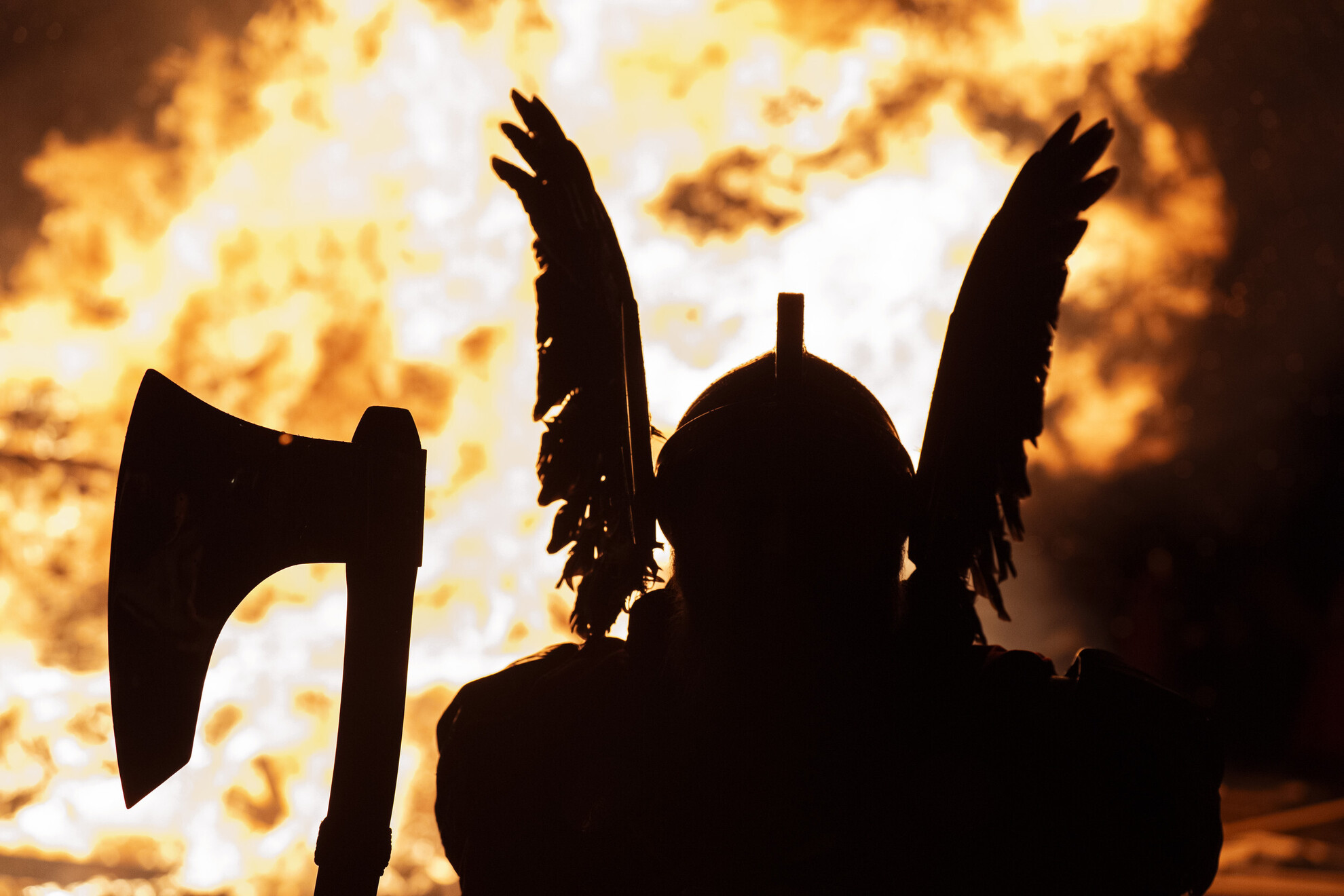 Lynden Nicolson, a Jarl osztag Guizer jarlja a fáklyás felvonuláson Lerwickben, a Shetland-szigeteken, az Up Helly Aa fesztivál alatt. Az 1880-as években alapított fesztivál Shetland skandináv örökségét ünnepli.