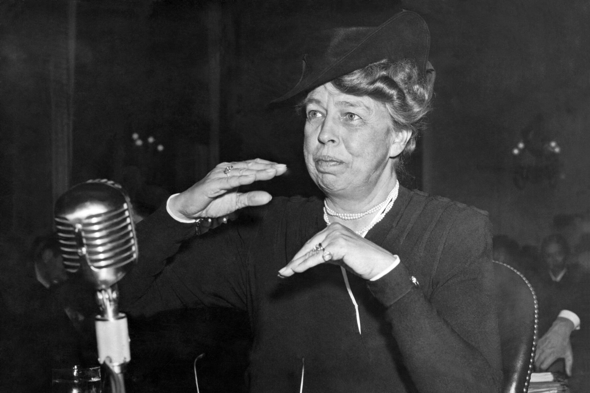 Washington, DC: 1942. Eleanor Roosevelt, amint a polgári védelemmel foglalkozó bizottság előtt jelent meg.