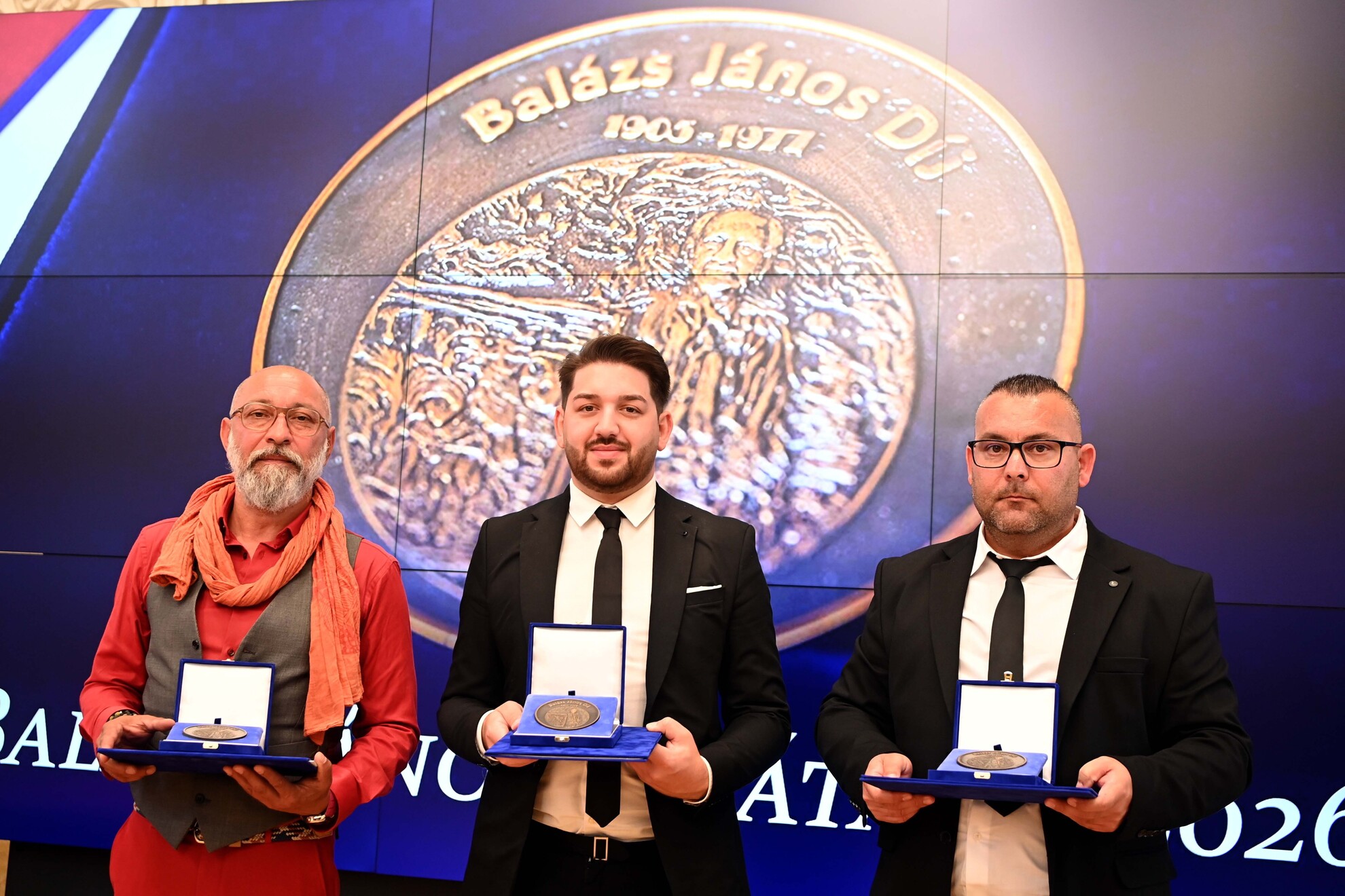 A kitüntetettek, Kunhegyesi Ferenc festő, grafikus, Kökény Tamás zeneművész és Kertész Attila, a Magyar Máltai Szeretetszolgálat koordinátora (b-j) a Balázs János-díj átadó ünnepségén a Belügyminisztériumban 2026. április 8-án