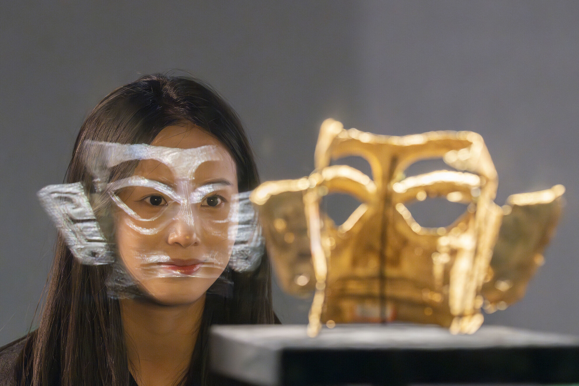Egy látogató egy aranymaszkot néz a Sanxingdui Múzeum új épületében, a délnyugat-kínai Szecsuán tartománybeli Guanghan városában, 2024. december 18-án. Az 1920-as évek végén felfedezett Sanxingdui romokat a világ egyik legnagyobb régészeti leletének tartják a 20. században. A körülbelül 12 négyzetkilométeres területet elfoglaló leletekről úgy tartják, hogy a Su Királyság maradványai, amelyek mintegy 4500-3000 évesek. Annak érdekében, hogy a nagyközönség többet megtudjon a kulturális emlékek restaurálásáról, a Sanxingdui Múzeum új épületében egy kulturális emlékvédelmi és restaurálási központot hoztak létre.