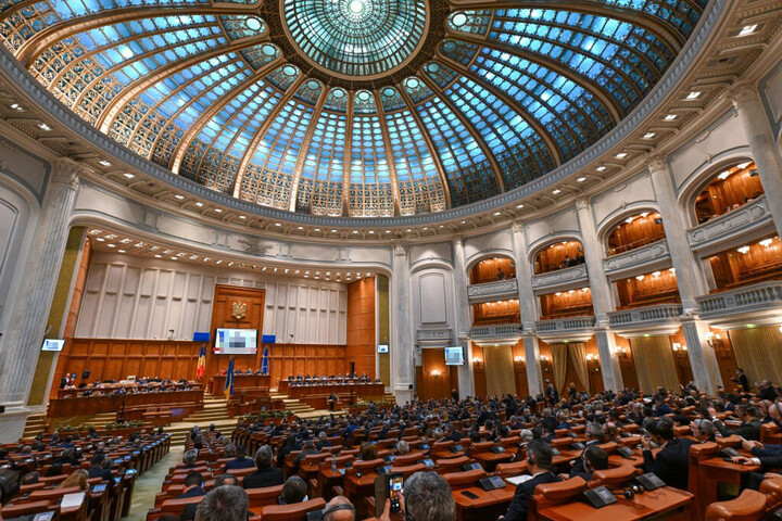 A román szociáldemokraták az ellenzéki AUR-ral közösen próbálják megbuktatni a bukaresti kormányt