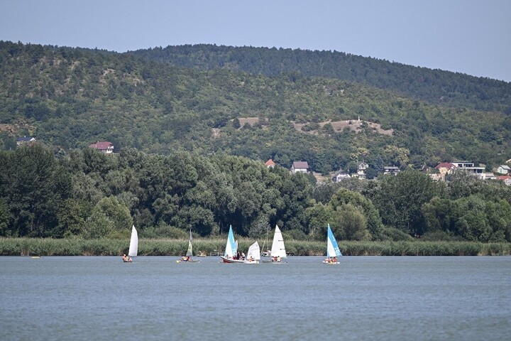 Balaton-parti ingatlanok privatizációja ellen demonstráltak