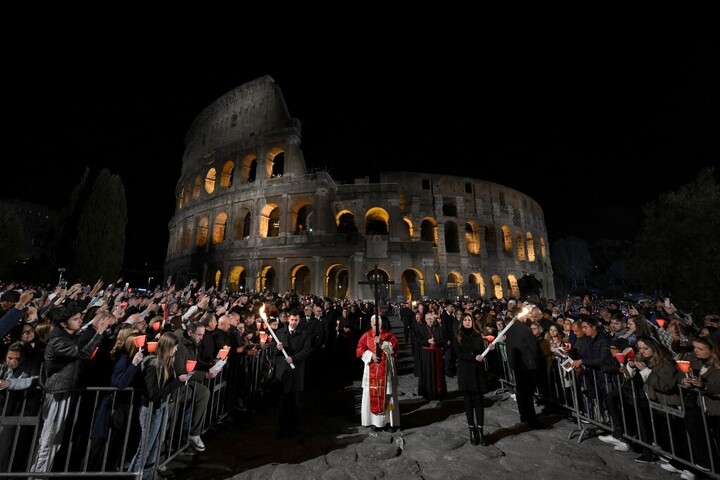 Fotó: AFP/Vatican Media/Handout Több mint 30 ezren vettek részt a XIV. Leó pápa vezette keresztúton