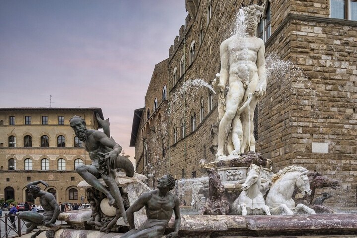 Egy turista megrongálta Firenze Neptunusz-kútját + VIDEÓ