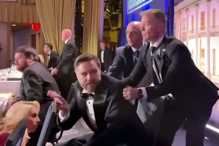 Fotó: NorthFoto Vance-t már evakuálták, Trump még mindig nyugodtan ül + VIDEÓ